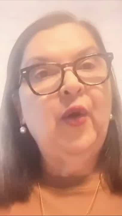 Ângela, aluna da Rose Decor, gravando o depoimento.