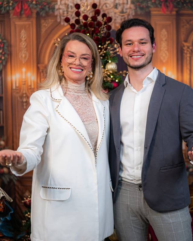 Rose e Douglas, da Rose Decor, lado a lado sorrindo em um cenário decorado.