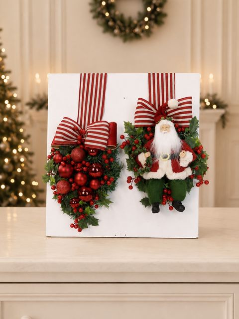 Par de guirlandas de Papai Noel com laços listrados, montadas em painel branco.
