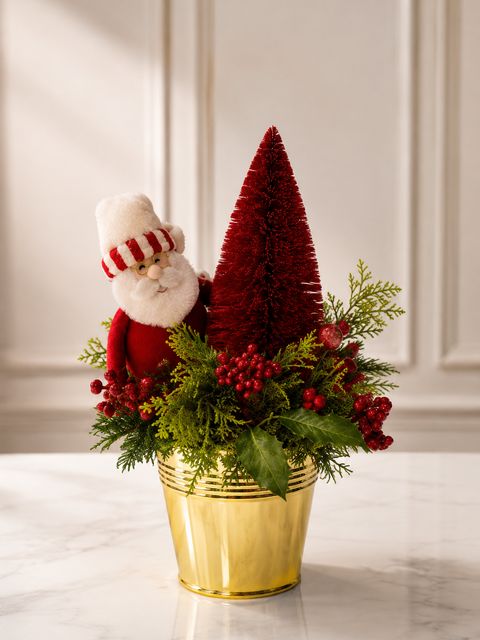 Mini árvore de Natal vermelha em vaso dourado com Papai Noel e frutinhas.
